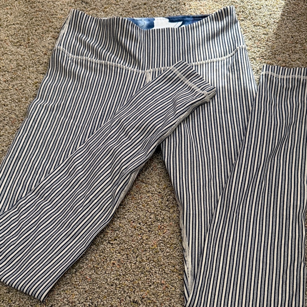 Lululemon black/Navy blue Striped and White Leggings size 6